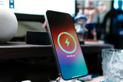 渑池苹果15换屏服务分享用什么充电器给iPhone15充电更好 